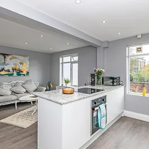 The Popular Racecourse Apartments, Sleeps 4, Free Parking Apartment